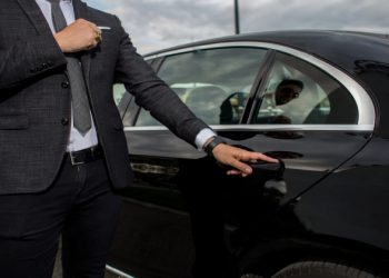 Guide to Rent a Luxury Car Dubai with Driver