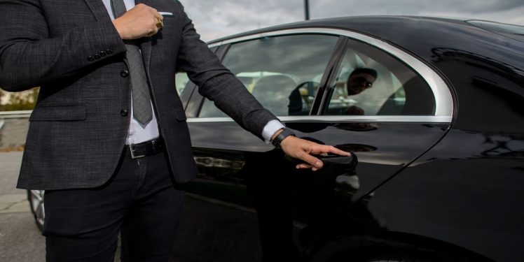 Guide to Rent a Luxury Car Dubai with Driver